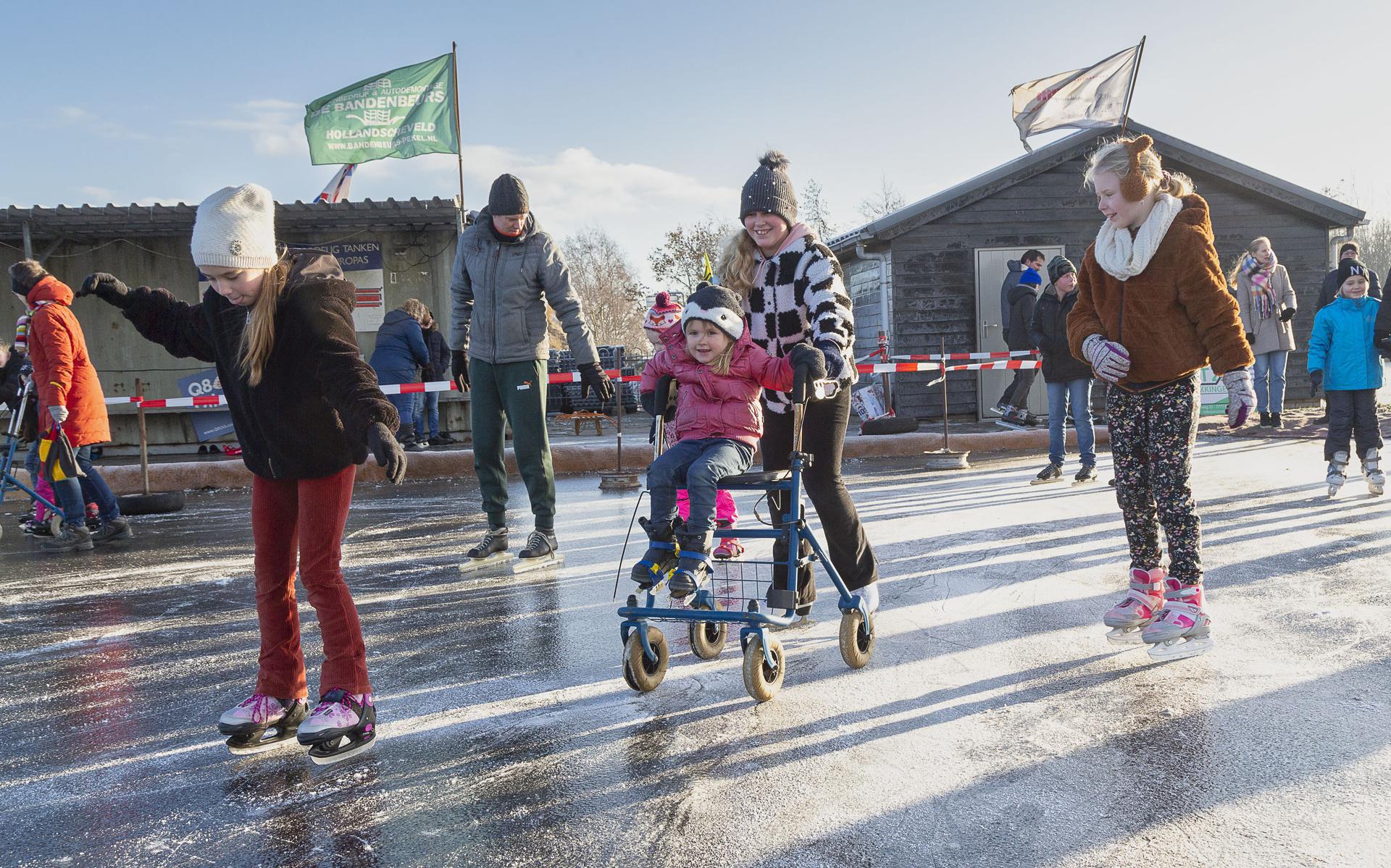 Schoolkinderen Nieuw Moscou wagen hun eerste schaatsstapjes op de zojuist geopende ijsbaan De Rieg.