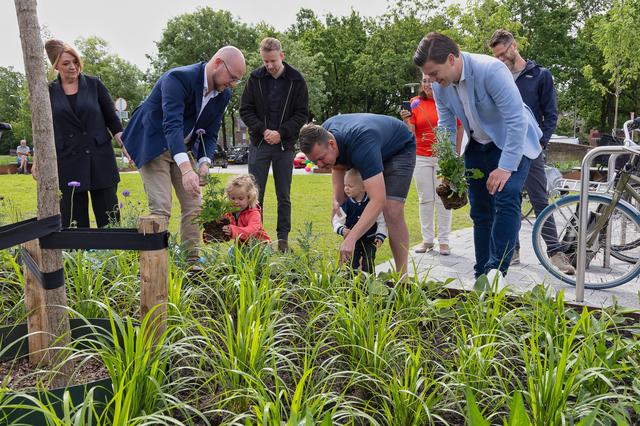 Ondernemers tevreden na afronding renovatie winkelcentrum De Weide en nieuwe infrastructuur