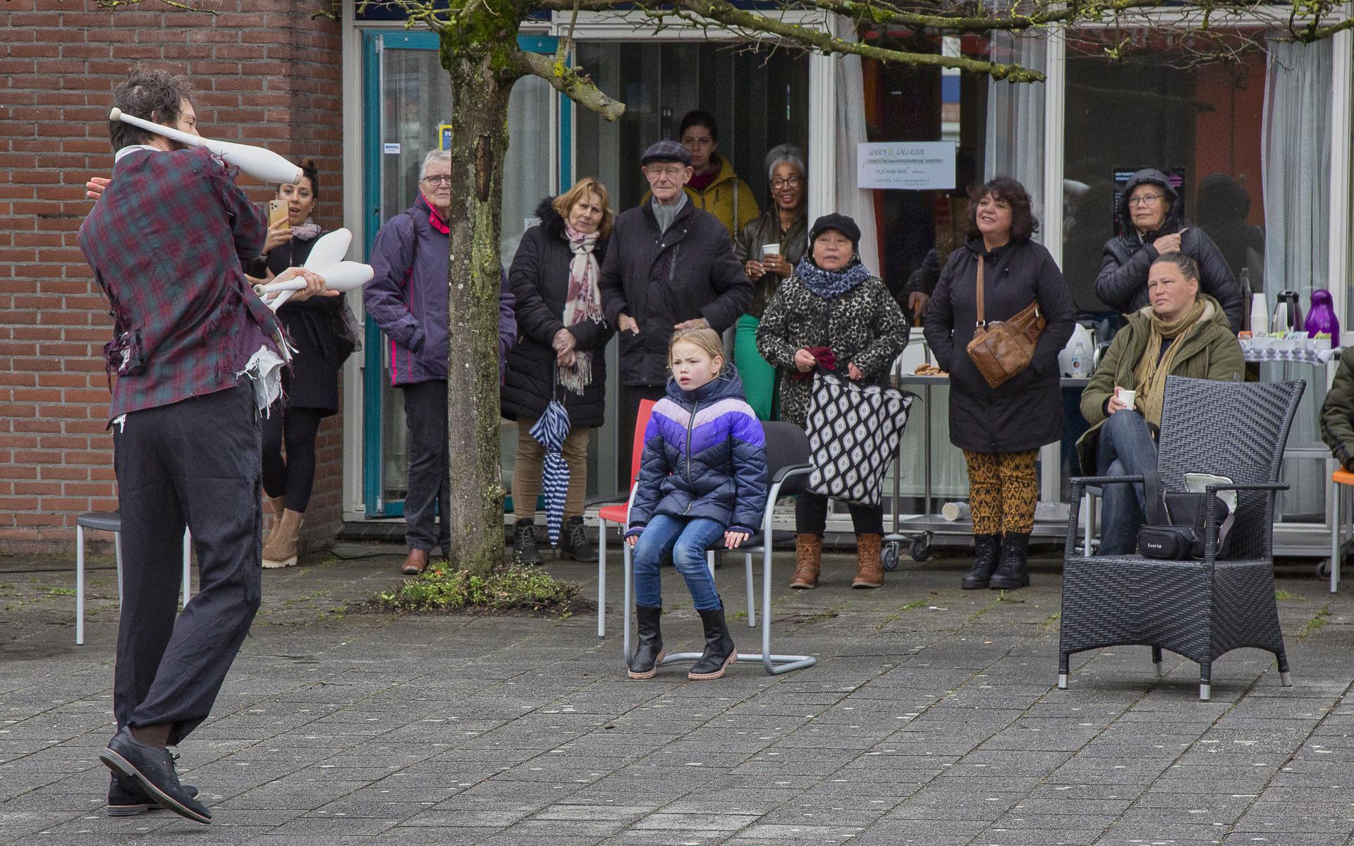 Jongleur Guido van Hout treedt op bij het mini-theater van De Wijk De Wereld in De Wielewaal.