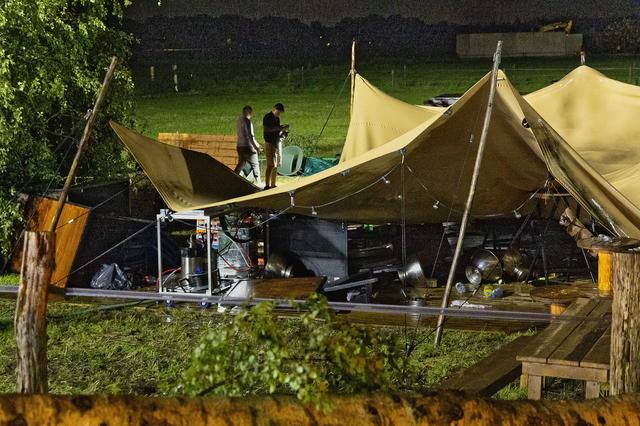 Bomen vallen op bruiloftstent bij Hollandscheveld: één gewonde, hulpdiensten groots ingezet na noodw