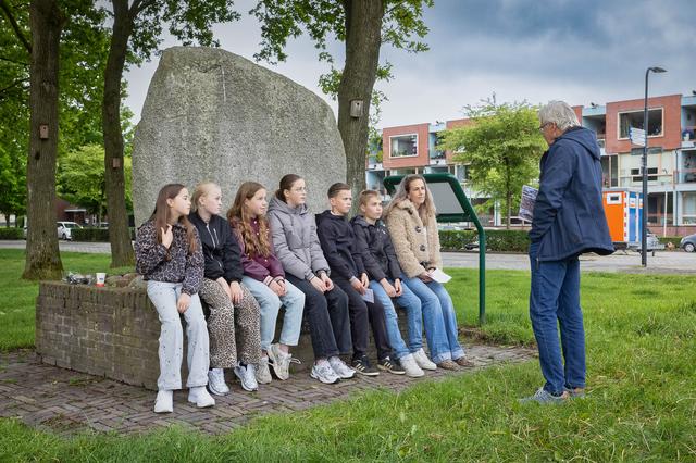 Leerlingen van bovenbouw en bewoners Beatrix lopen panelenwandeltocht in Hollandscheveld