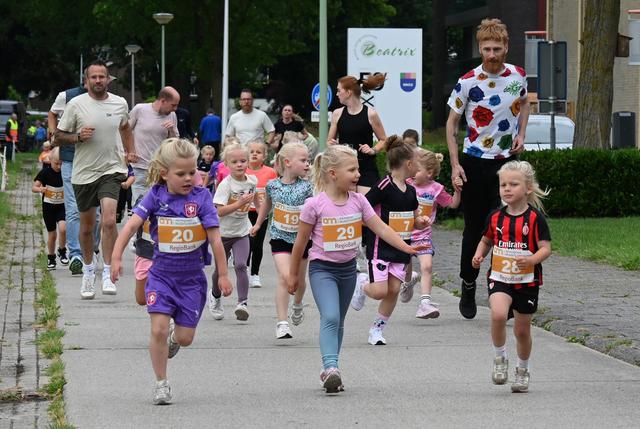 Jeugd massaal van start bij Speeltuinloop in Hollandscheveld