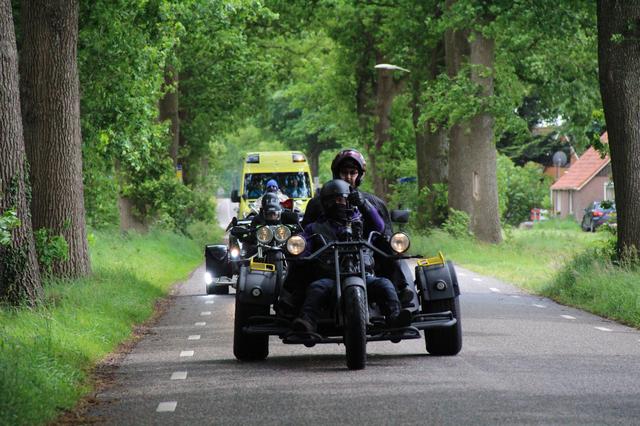 Julian (24) wordt verrast met vijftig motoren door Wensambulance Hoogeveen en BeeFriendsFryslan