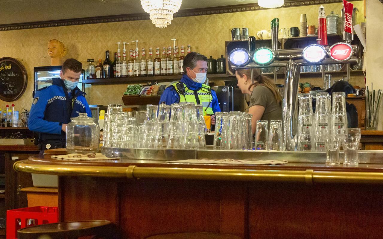 Boa's brachten een bezoekje aan de De Koffiepot, maar de openstelling zaterdag werd niet beboet. Boa's brachten een bezoekje aan de De Koffiepot, maar de openstelling zaterdag werd niet beboet.