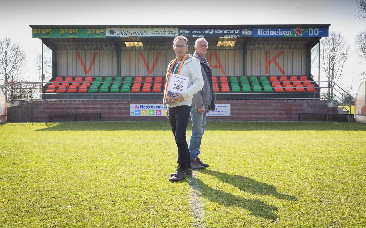 Wessel Prij (achter) en Henk Timmerman voor de trots van de vereniging: de tribune.
