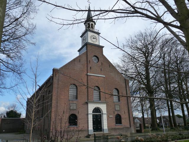 Jan Willem Pol bespeelt het orgel tijdens de bevrijdingsdienst in NH kerk in Hollandscheveld