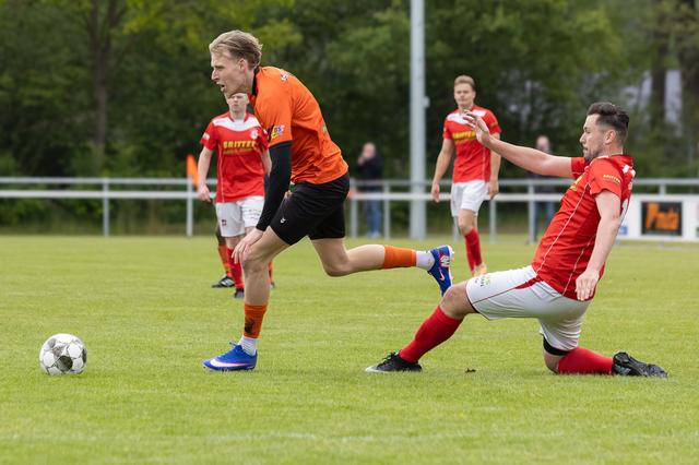 Titel voor Hollandscheveld eindelijk binnen na zenuwslopende ontknoping in derby
