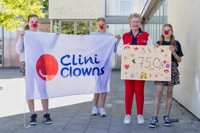Basisschool Het Mozaïek uit Hollandscheveld haalt 750 euro op voor het goede doel CliniClowns