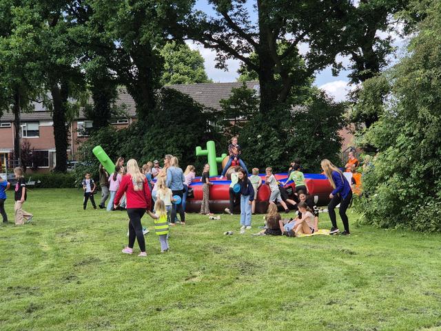 Kinderen genieten van de buitenspeeldag tussen de flats van de Helios in Hoogeveen