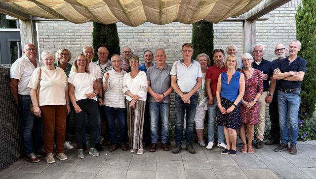 Klas 6 van de Hervormde school II in Hoogeveen komt na 55 jaar nog steeds elke 5 jaar bij elkaar