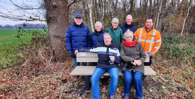 Pessenaar Karel bezorgt wandelaars nieuw bankje. ‘Karels Bankie’ is een plek voor rust