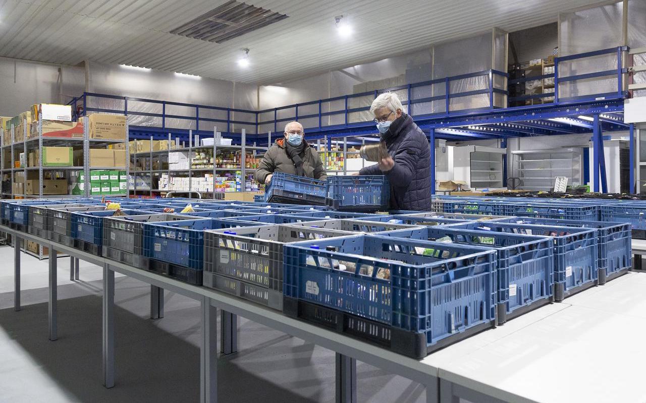 Vrijwilligers van de Voedselbank maken pakketten op de nieuwe locatie aan de Kanaalweg. Vrijwilligers van de Voedselbank maken pakketten op de nieuwe locatie aan de Kanaalweg.