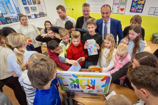 Wethouder Jeroen Westendorp overhandigt eerste leskist over armoede aan Juliana van Stolbergschool i
