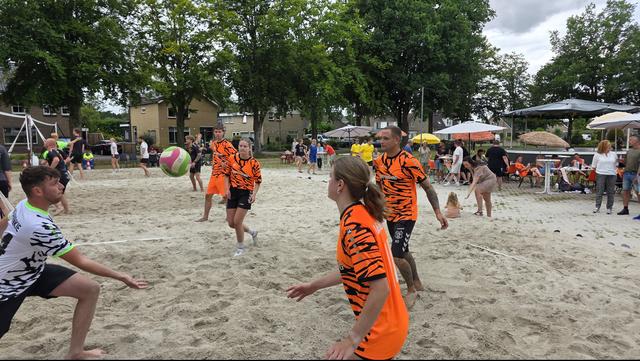‘De Spaanse volleyballers’ winnen Zaanddörpen beachvolleybaltoernooi ‘Het toernooi moet verder groei