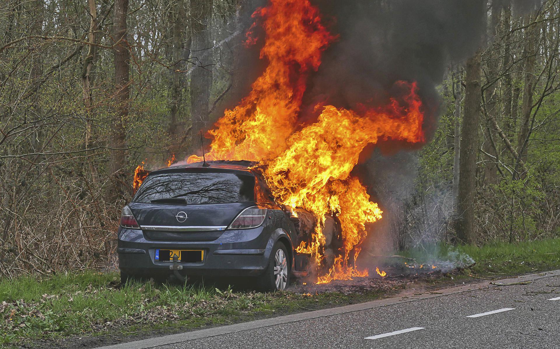 Zondagmorgen vloog op de Leeuwenveenscheweg/Willem Moesweg in Veeningen een auto in de brand na botsing met een boom. De bestuurder kon het voertuig tijdig verlaten en is met onbekend letsel naar een ziekenhuis vervoerd. De auto raakte totaal verwoest.