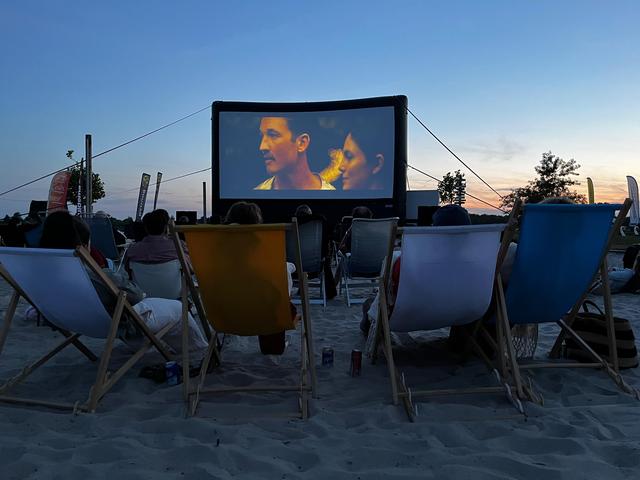 Grease en Top Gun Maverick tijdens bioscoopavonden op strand bij Paviljoen Nijstad in Hoogeveen