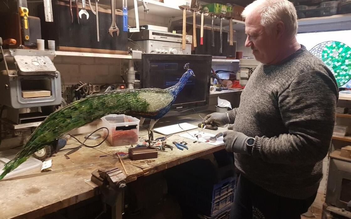 Jacob Bos in zijn 'werkhok', werkend aan een pauw. Jacob Bos in zijn 'werkhok', werkend aan een pauw.