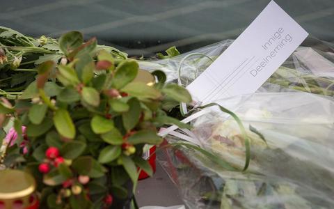 Er worden steeds meer bloemen gelegd op de plek waar de eigenaar van Lotus is omgekomen.