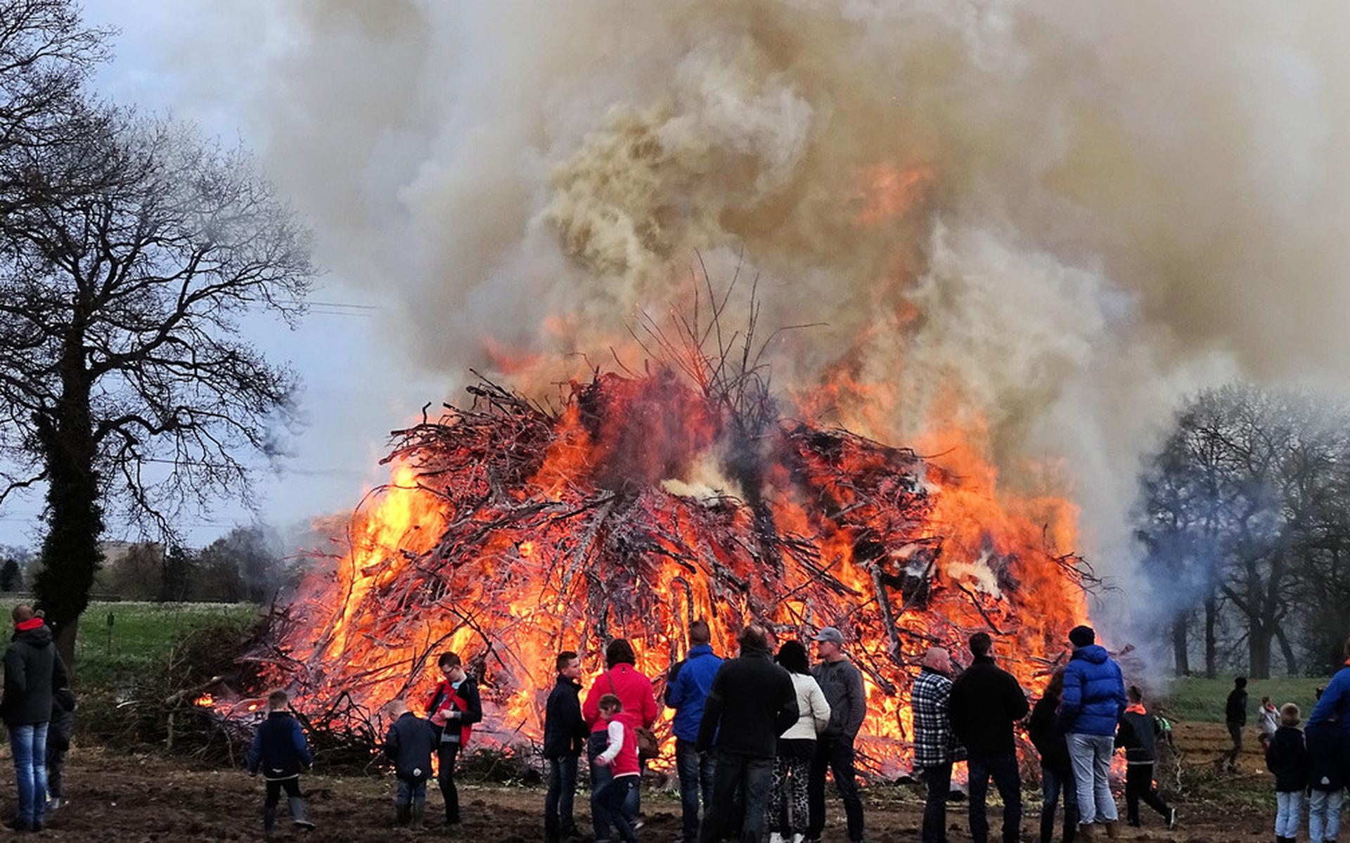 Het paasvuur van Fluitenberg, in het beekdal van het Oude Diep.