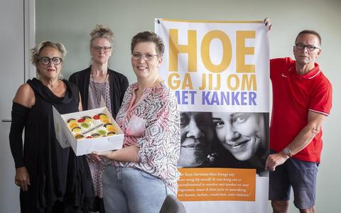 Vrijwilligers van het Toon Hermanshuis kregen de Taart van de Week.