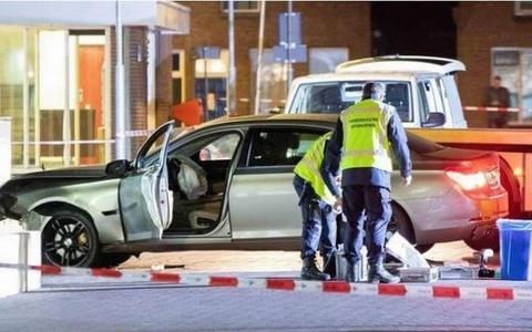 De politie onderzoekt het incident in Hoogeveen waarbij de eigenaar van een Chinees restaurant om het leven kwam. Foto: De Vries Media