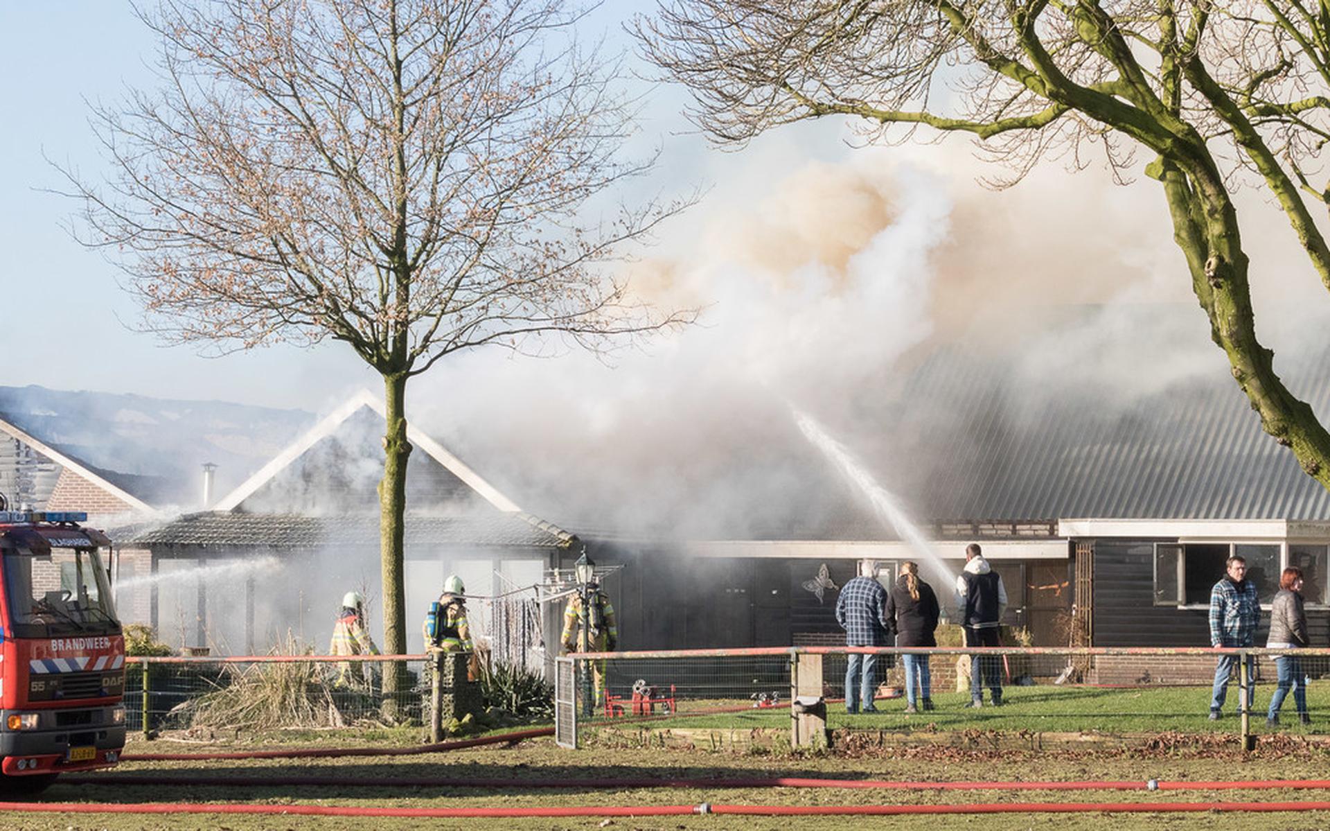 Grote brand bij trappenbedrijf aan Gedempte Hoofddiep is onder controle