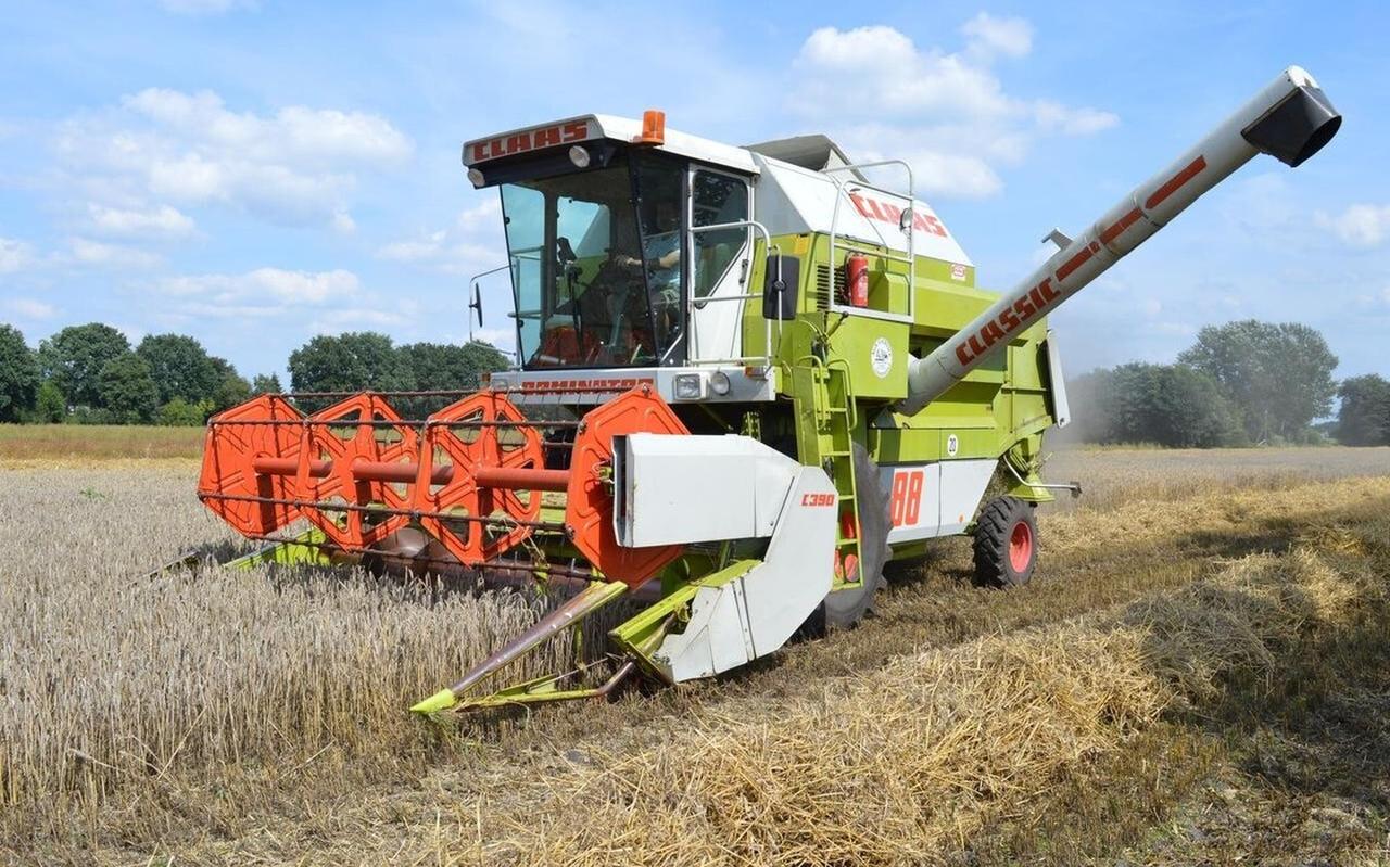 Landbouw in De Wolden, op de foto is Geert Lindenhols druk met het maaien van de rogge. Landbouw in De Wolden, op de foto is Geert Lindenhols druk met het maaien van de rogge.
