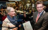 Roger de Groot, destijds burgemeester van De Wolden, toont in 2019 de nieuwe Kopperprent. Links Matje Hummel.