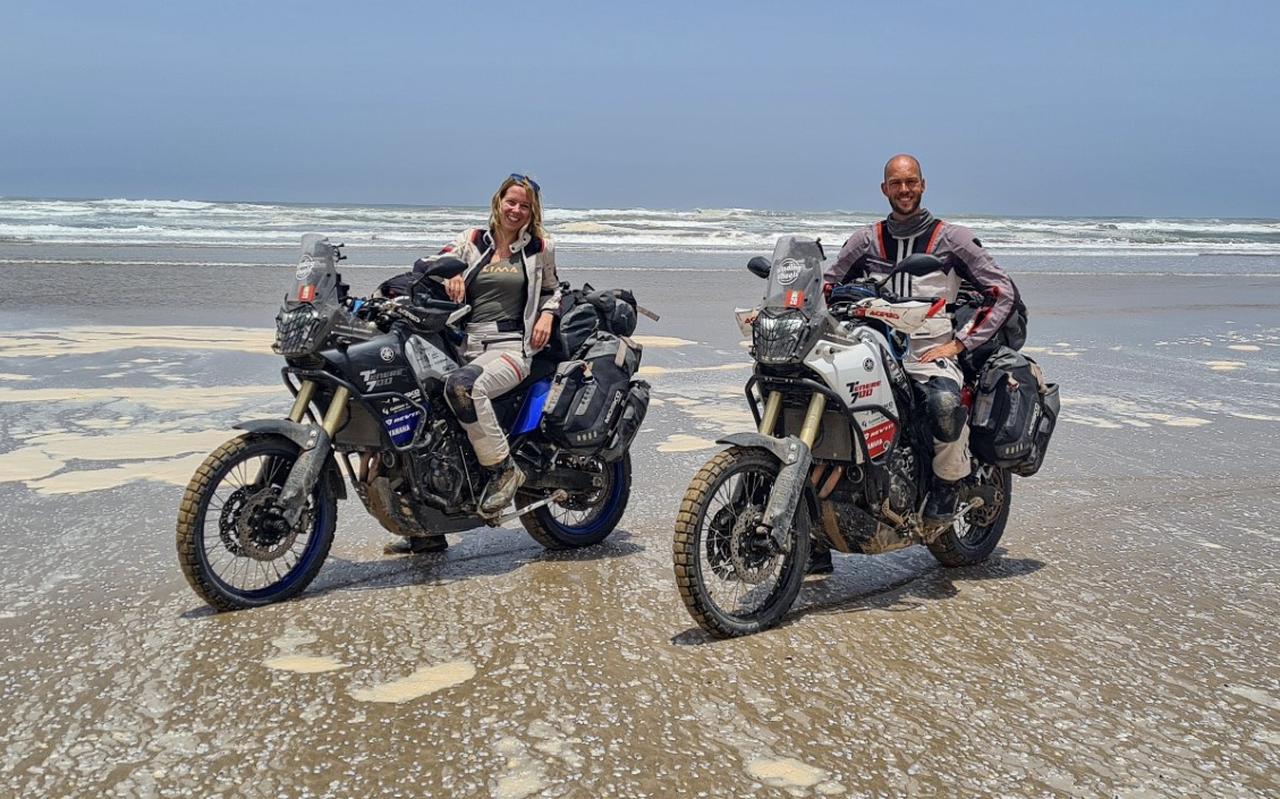 Met de motoren in de branding. Met de motoren in de branding.