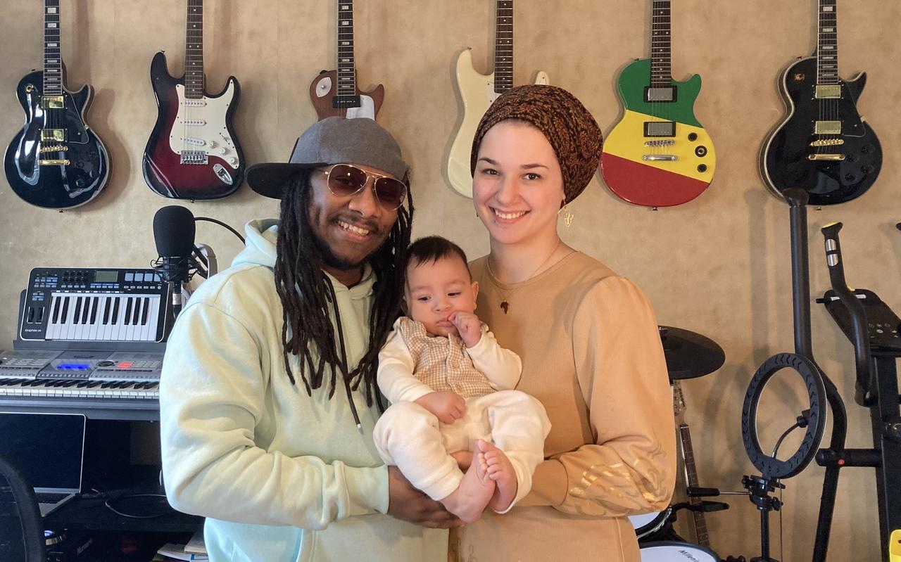 Mo Ali samen met zijn vrouw Jacqueline en hun 5 maanden oude zoontje Ali. Mo Ali samen met zijn vrouw Jacqueline en hun 5 maanden oude zoontje Ali.