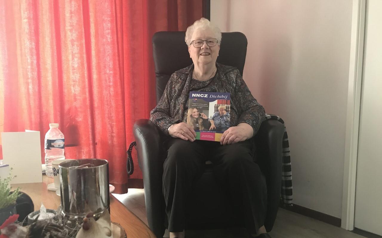 Grietje Kroezen op haar kamer. Op de voorpagina van het NNCZ-blad dat zij in haar hand heeft zag zij Jo-an voor het eerst. Grietje Kroezen op haar kamer. Op de voorpagina van het NNCZ-blad dat zij in haar hand heeft zag zij Jo-an voor het eerst.