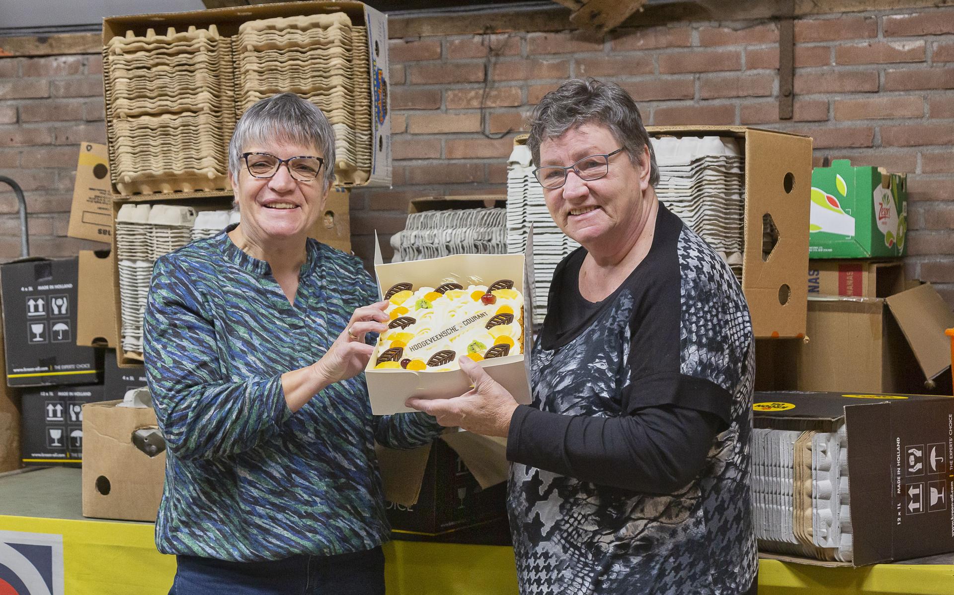 Trijn Hooge-Krikken en zus Arendje Benjamins-Krikken mogen deze week smullen van de taart.