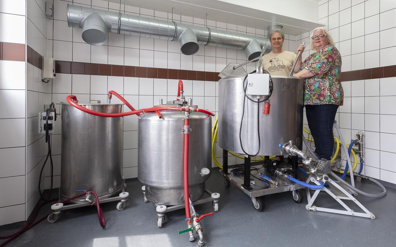 Jan en Alie de Vries bij de grotere ketel die ze onlangs aanschaften. Jan en Alie de Vries bij de grotere ketel die ze onlangs aanschaften.