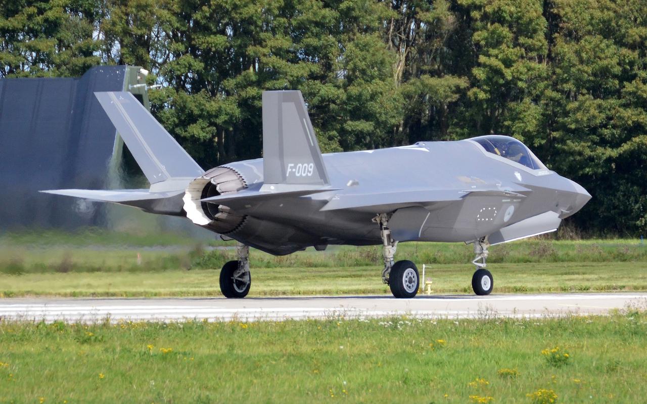 Fotograferen van F-35?s is geen enkel probleem, zolang je de rechterachterkant maar niet op de kiek zet bij het opstarten van de motor. Afgebeeld zien we een F-35 op de Vliegbasis Leeuwarden. Fotograferen van F-35?s is geen enkel probleem, zolang je de rechterachterkant maar niet op de kiek zet bij het opstarten van de motor. Afgebeeld zien we een F-35 op de Vliegbasis Leeuwarden.