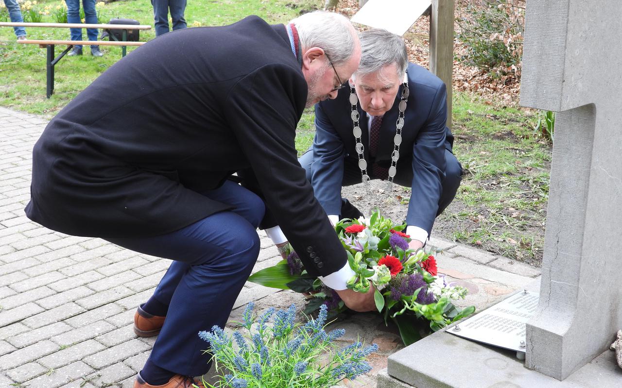 Herdenken in Spier: De burgemeester van Hoogeveen en Midden-Drenthe leggen bloemen.