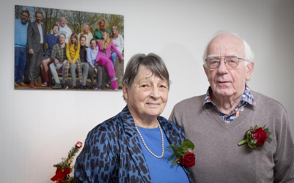 Agaath en Otto van der Veen-Blokzijl vieren hun 60ste huwelijksdag.
