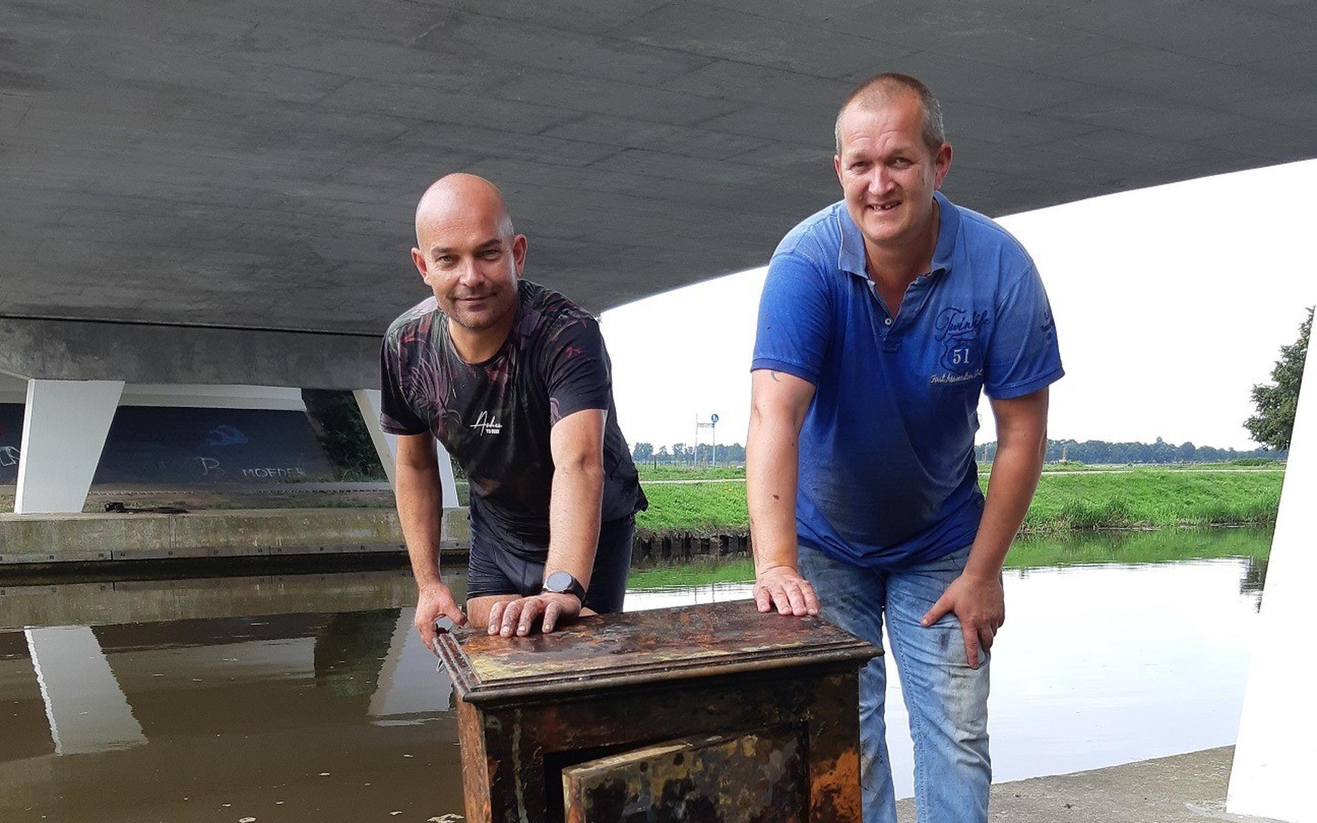 De magneetvissers die de kluis uit het water hebben gevist.