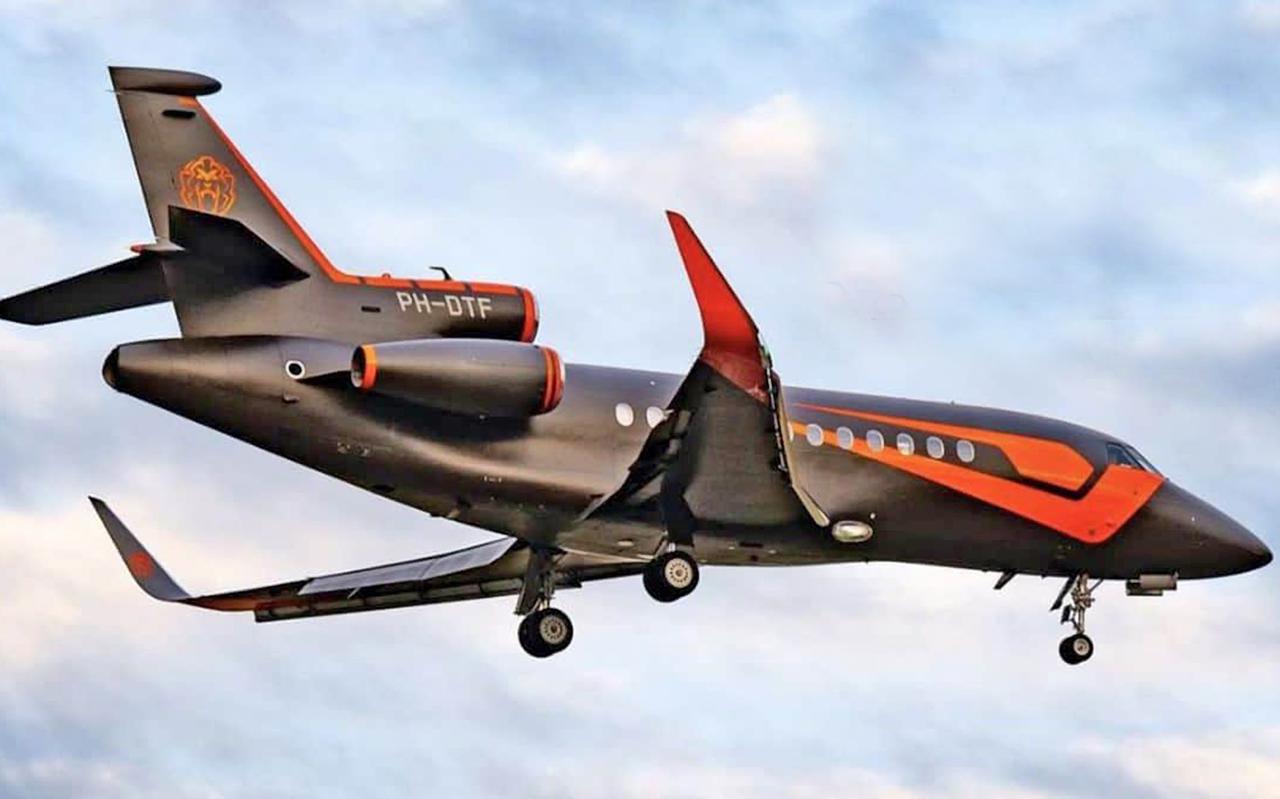 De Dassault Falcon van Verstappen tijdens de landing.