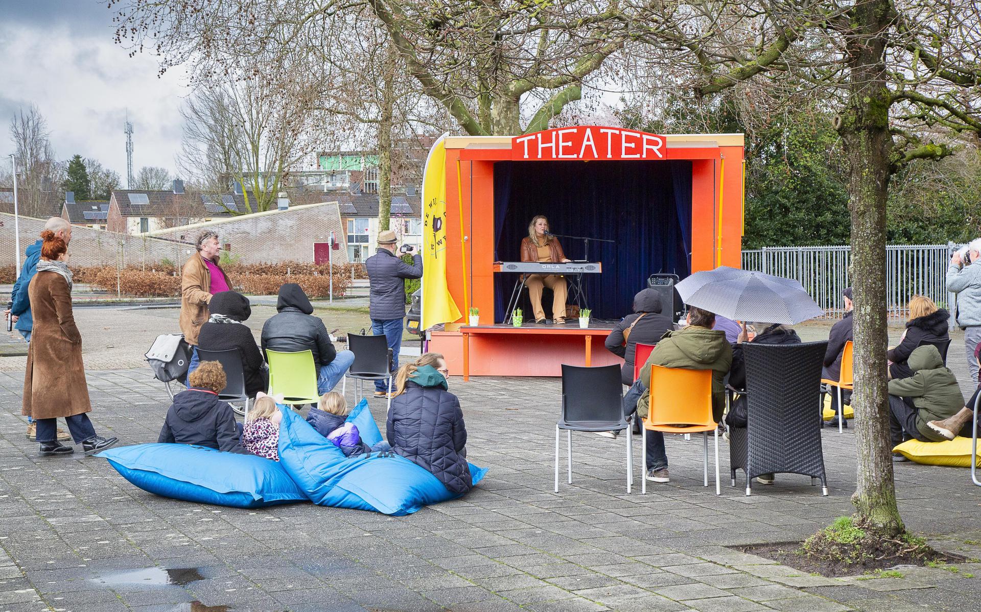 Zangeres Martije speelt in het mini-theater van De Wijk De Wereld in De Wielewaal het wijklied.