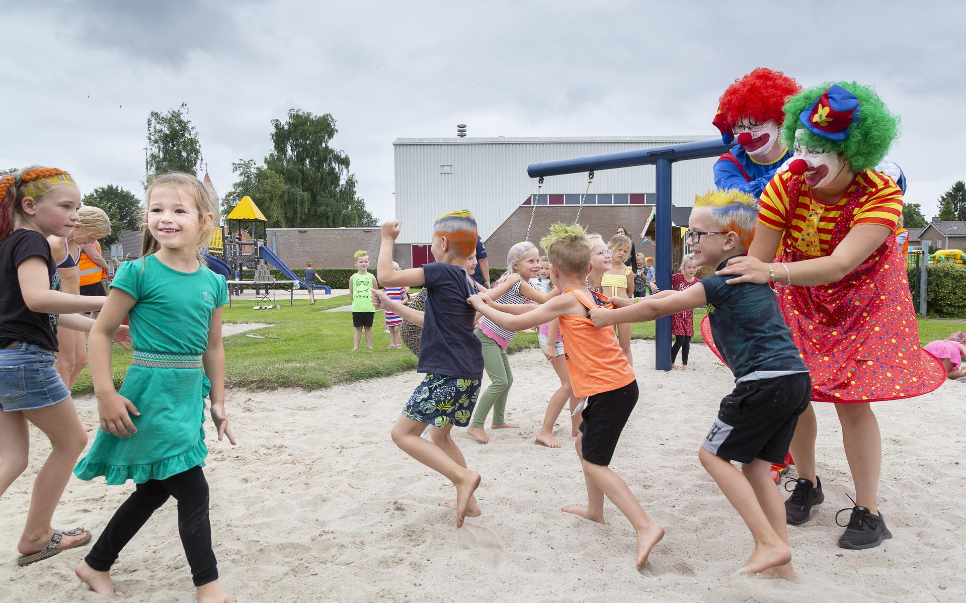 Clowns tijdens de speel- en speldag in Elim.