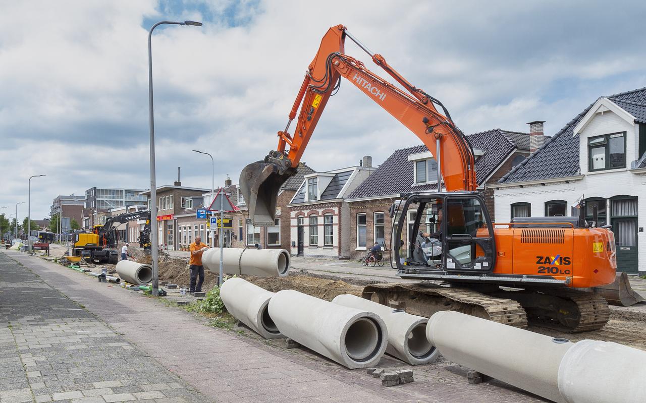 Er wordt een nieuw riool aangelegd in de Grote Kerkstraat. Er wordt een nieuw riool aangelegd in de Grote Kerkstraat.