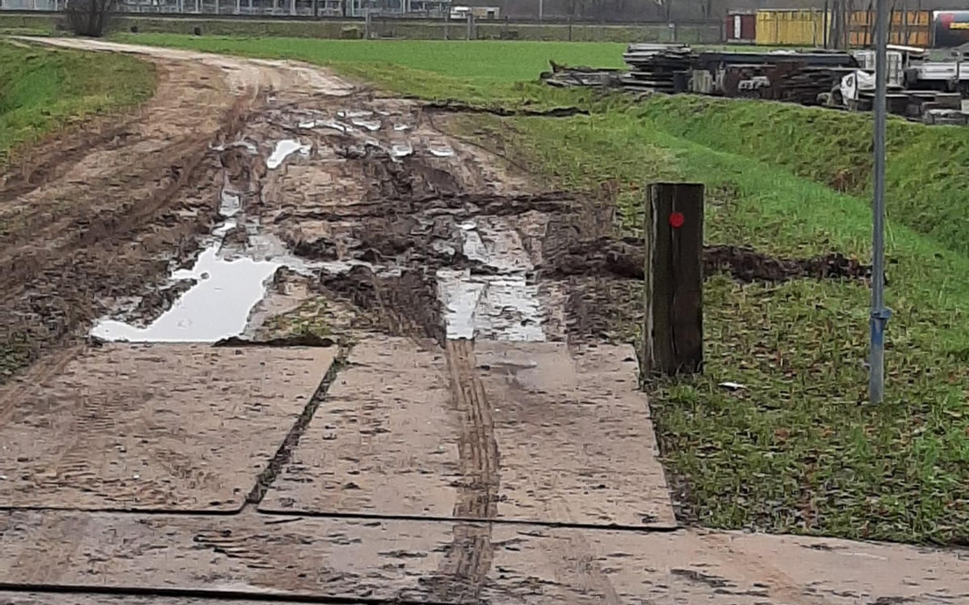 Grote zorgen over bereikbaarheid woning nabij spoor: 'Ambulance komt hier vast te zitten'.