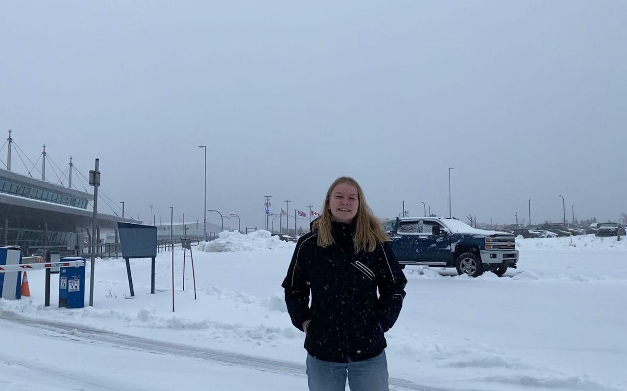 Nienke Bakker uit Alteveer in de sneeuw bij het vliegveld op Newfoundland.