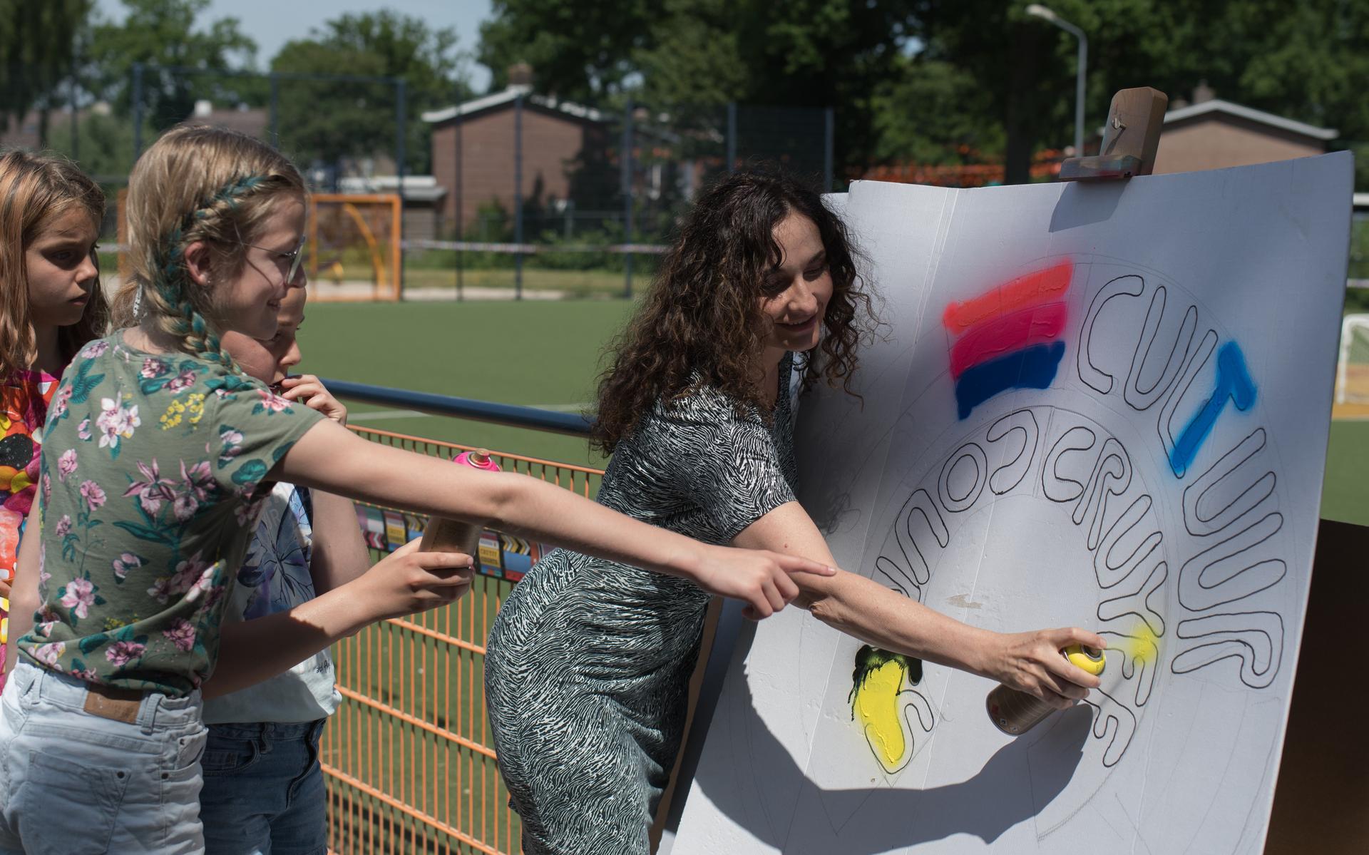 Wethouder Janita Tabak opende met de spuitbus de eerste workshop: graffiti.