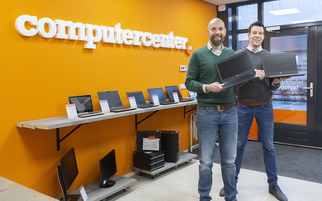 Herold Velema (links) en Danny Keizer zagen de vraag naar gebruikte computers toenemen doordat er meer thuisgewerkt wordt.