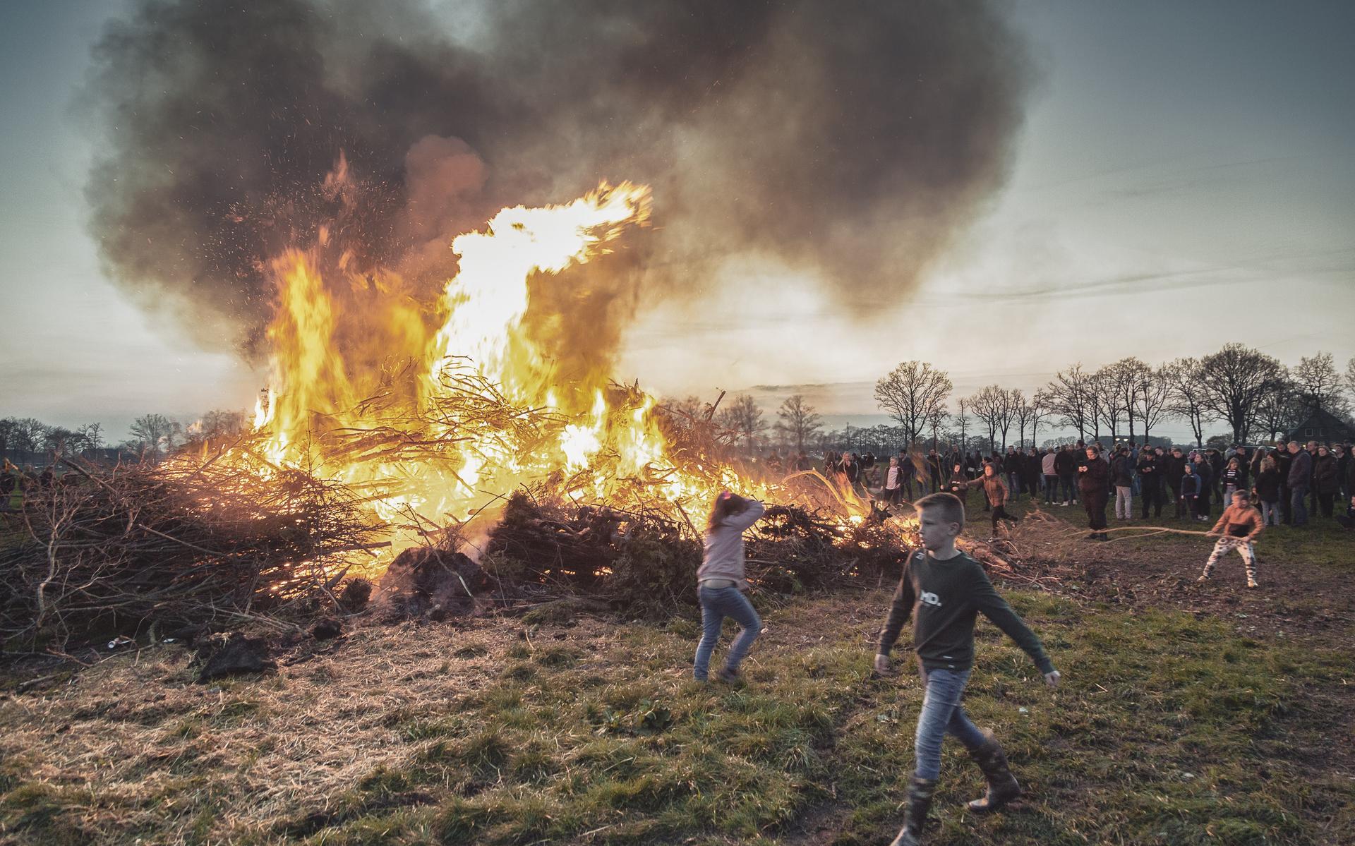 Paasvuur op eerste Paasdag in Stuifzand.