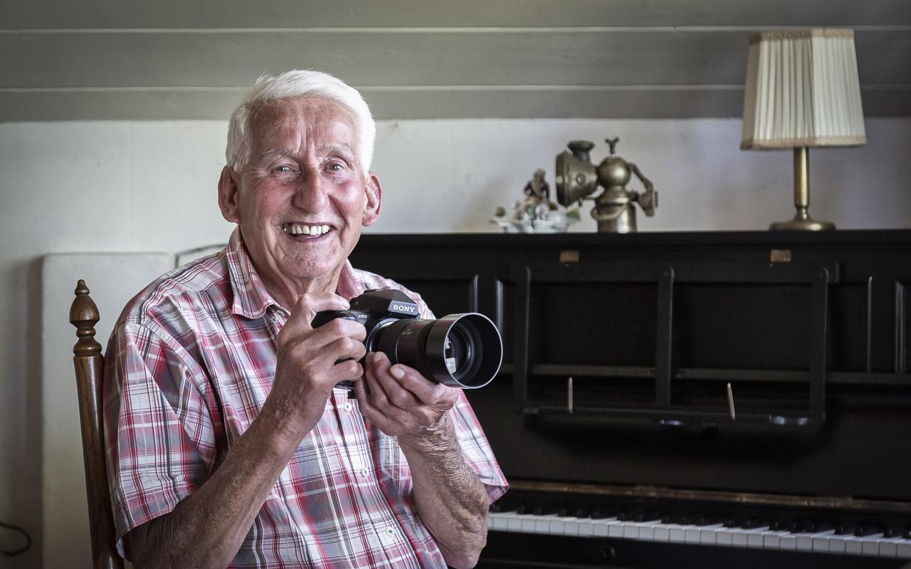 De 88-jarige oud-badmeester Gijs Kerkhoven zwemt nog elke dag en heeft als hobby fotografie en piano spelen. De 88-jarige oud-badmeester Gijs Kerkhoven zwemt nog elke dag en heeft als hobby fotografie en piano spelen.