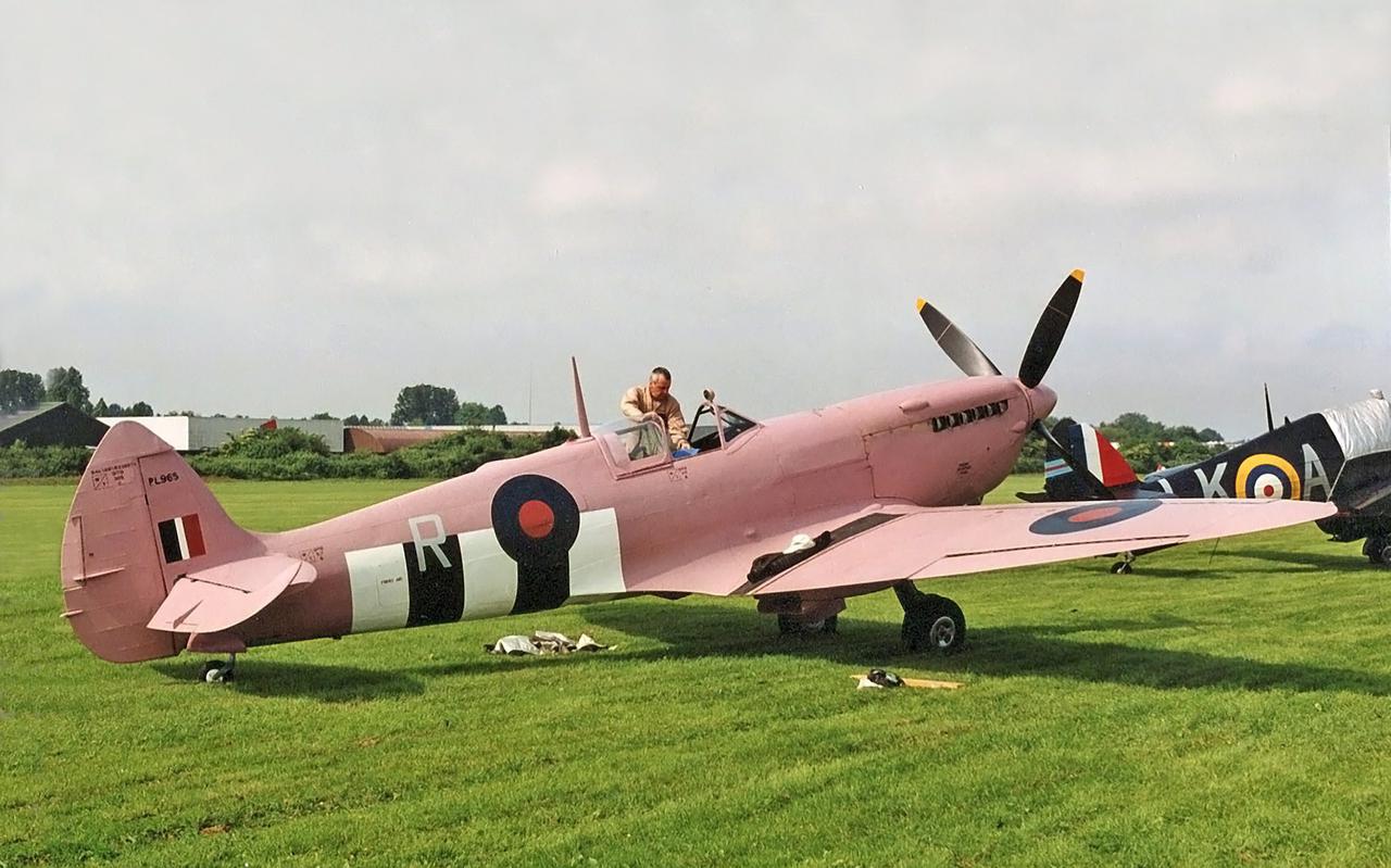 Een fotoverkenningsuitvoering van de Spitfire, waarmee ook Jimmy Taylor vloog, op het vliegveld van Hoogeveen. Het roze toestel deed mee aan het grote vliegfeest op 27 mei 2000.