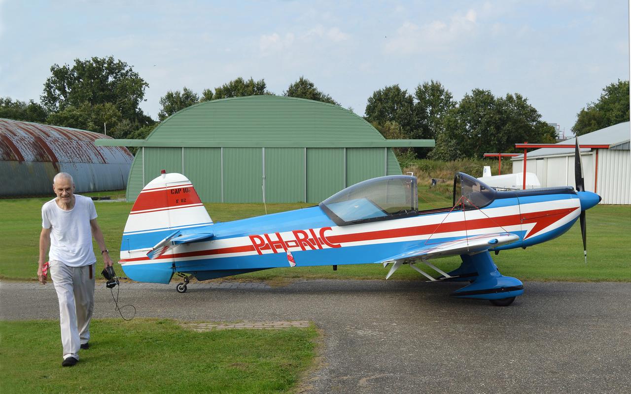George Pape voor zijn in fraaie rood-wit-blauwe kleuren gespoten CAP-10 aerobatic vliegtuig op het vliegveld van Hoogeveen.