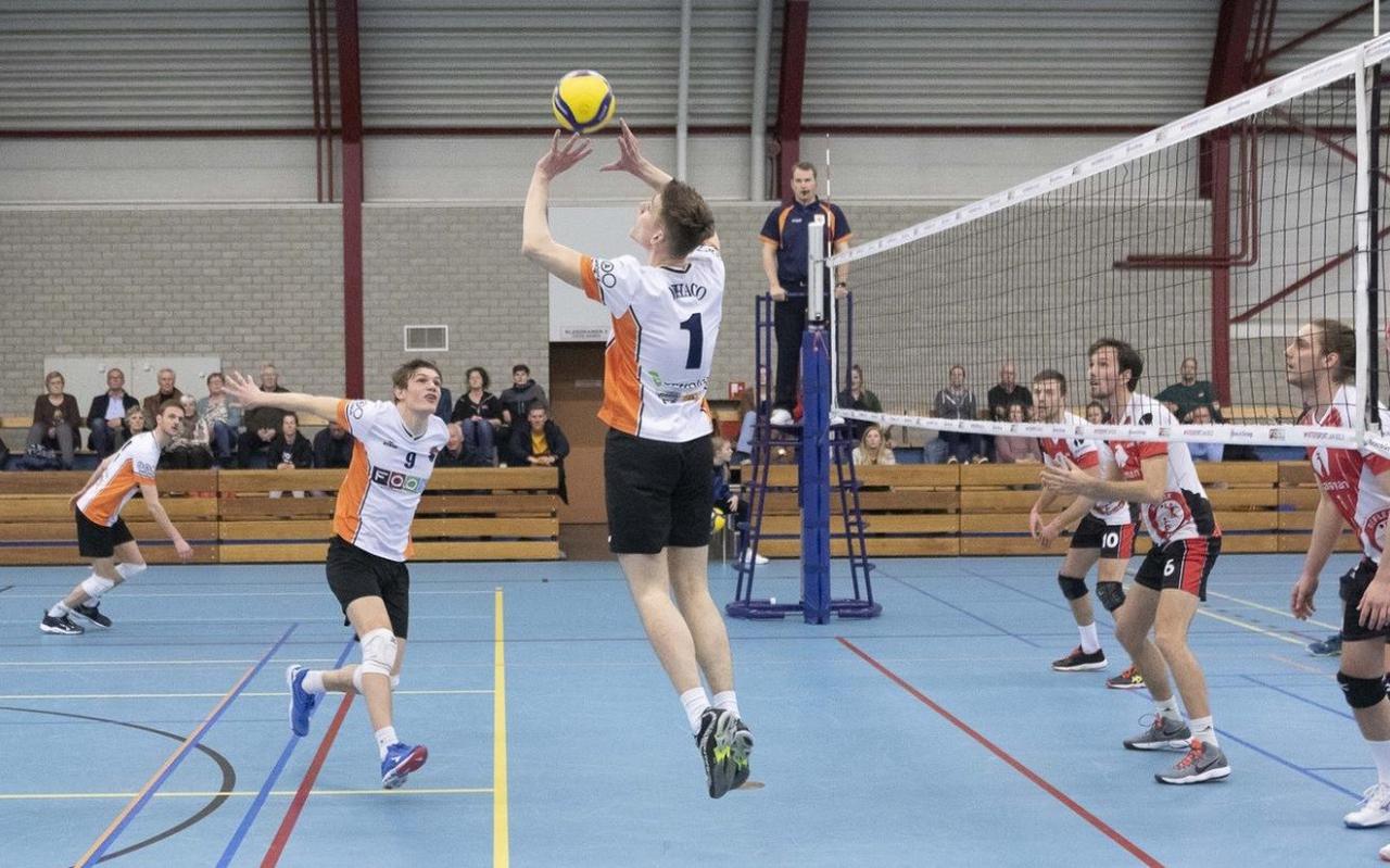 Spelverdeler Bert Bril (1) zet een aanval op. Links Alex Dijkstra en Alwin Mijnheer. Het drietal speelt ook komend seizoen bij Olhaco. Spelverdeler Bert Bril (1) zet een aanval op. Links Alex Dijkstra en Alwin Mijnheer. Het drietal speelt ook komend seizoen bij Olhaco.
